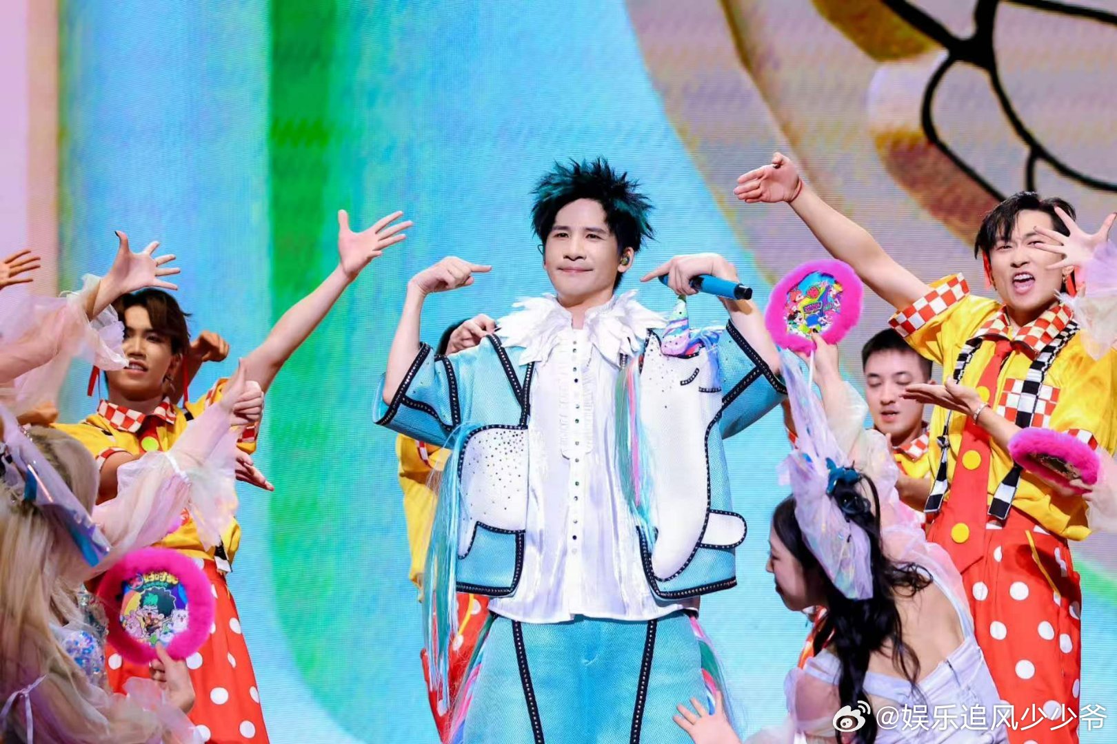 大张伟我们伟大的人生上海站 大张伟演唱会最可以说是最好的那种演唱会，每个人都能在