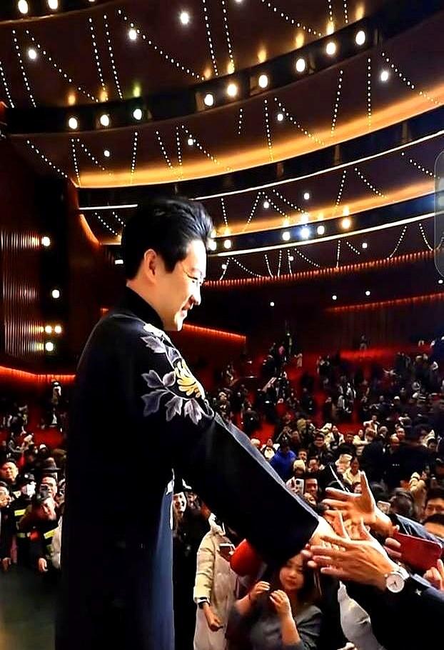 都说离了平台啥也不是，可有人偏偏把自己活成了一座山。

16年前，他被断言离开大