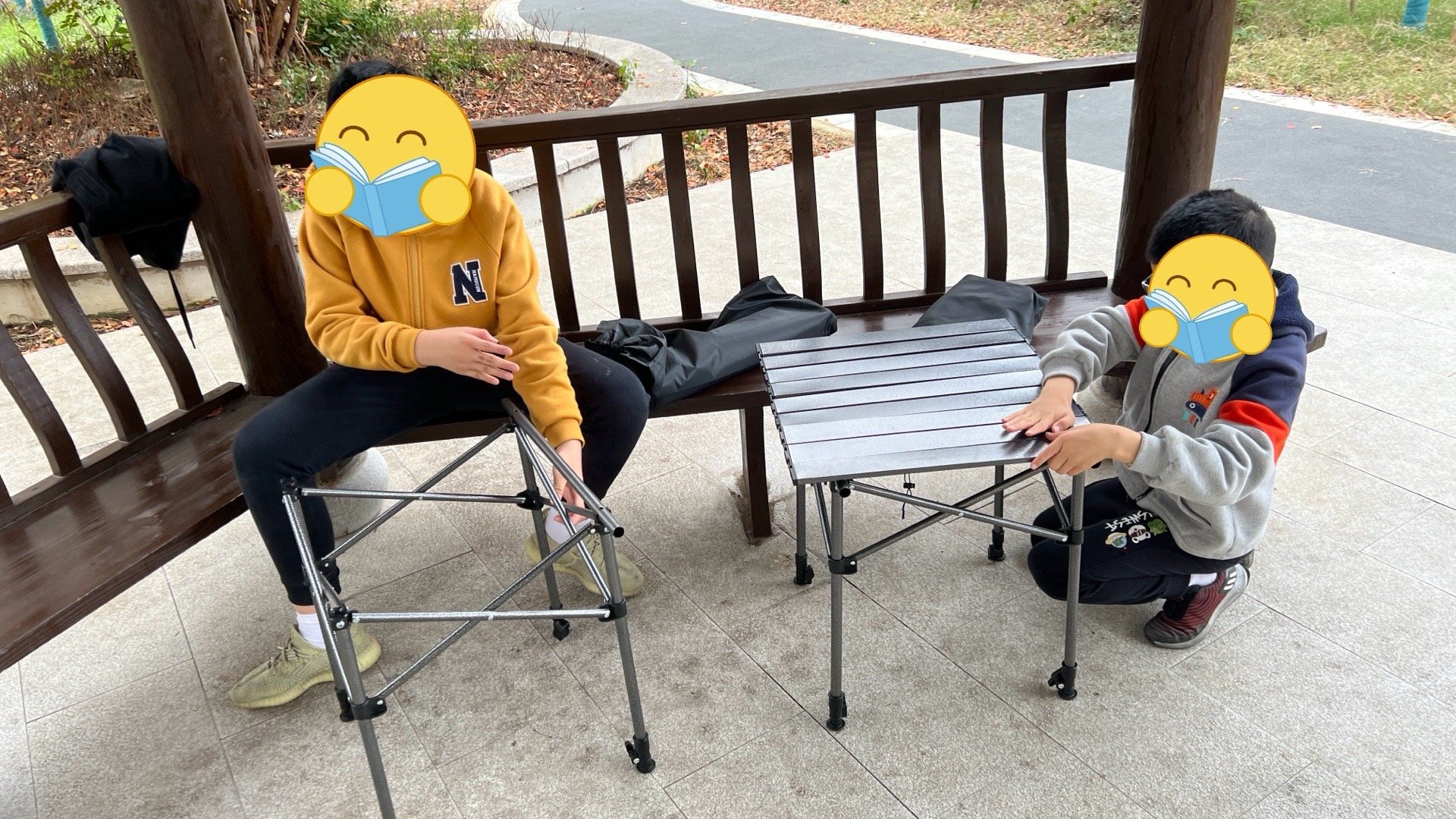 今天天气不错，我们出门写作业了[哈哈]找一个相对安静的地方，带上折叠蛋卷桌、轻便