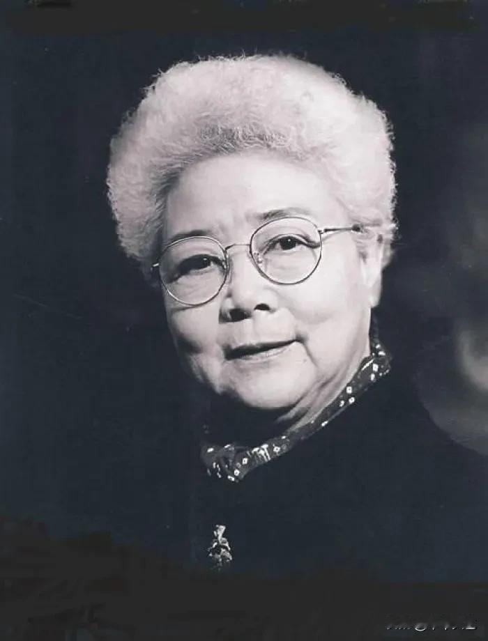 当年《白毛女》中的喜儿，如今真的满头白发，她的白头发和喜儿的白头都是是见证祖国一