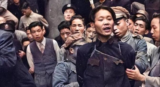 1947年，一名共产党员被押赴刑场途中，警觉地观察着围观的人群，果然看到了一副熟