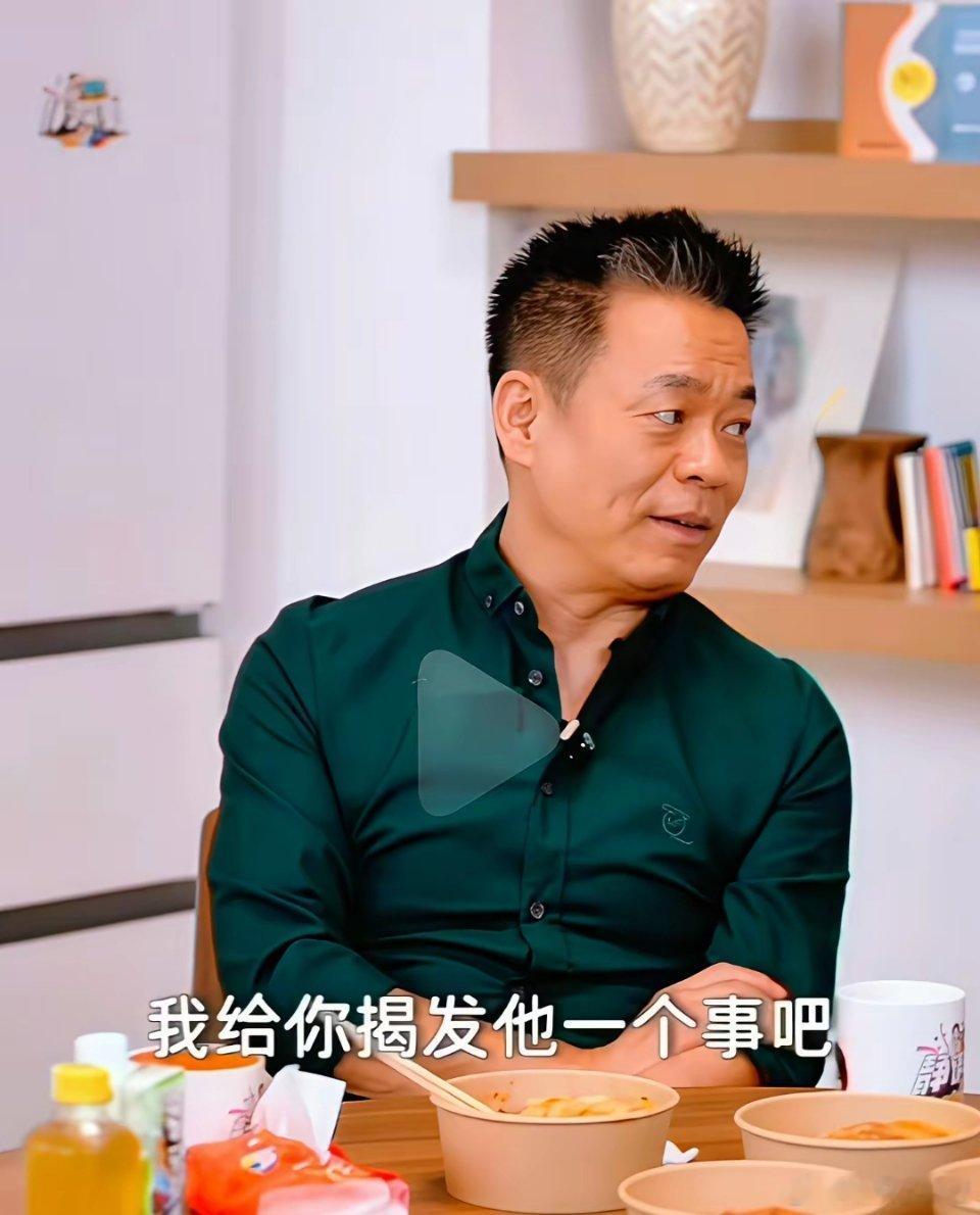 孙浩又来爆料戴军趣事了孙浩说：很多年前，和戴军去山东演出，晚上所有演出人员都坐同