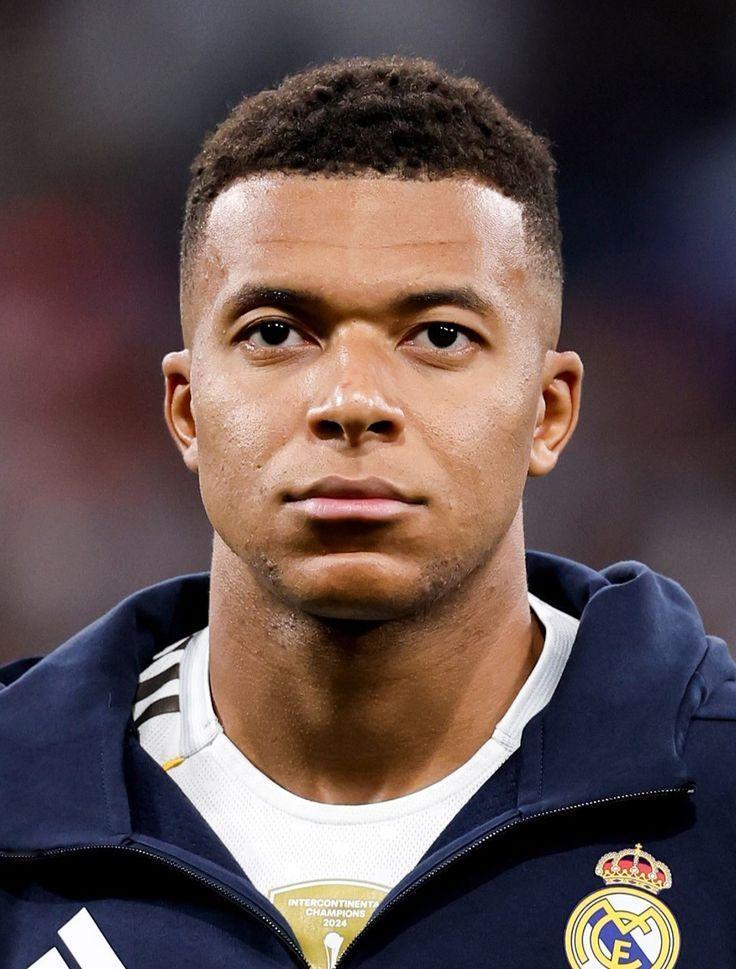 法国队报：姆巴佩至少将缺席接下来的三场比赛。目前尚不清楚他能否出战可能对阵曼城或