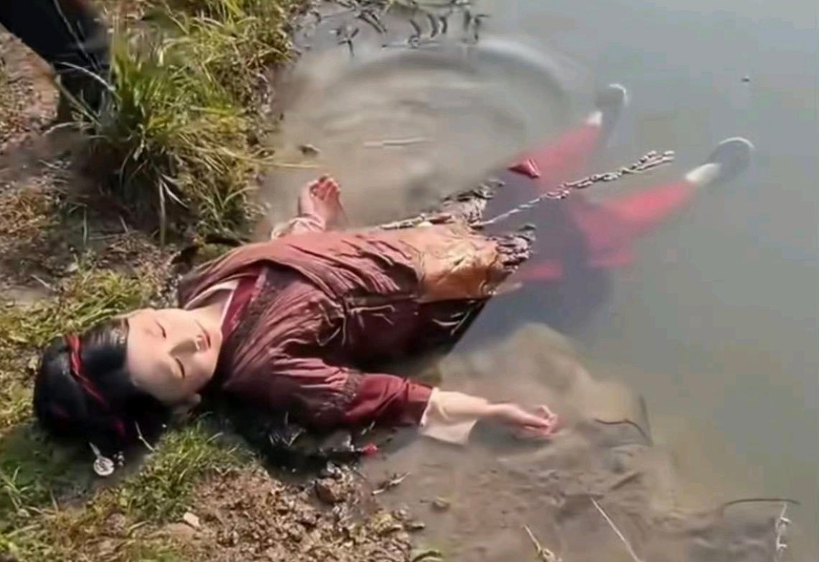 演员拍水下戏，裹这个保鲜膜起到一个什么作用？ 