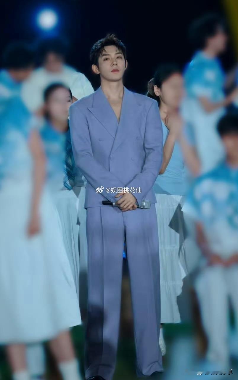 三人现身深圳央视五四晚会彩排。邓为蓝西装贵气，魏大勋紫深V矜贵，邓凯学院风清爽，