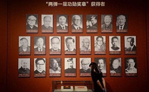 1986年7月，邓稼先在临终前提出想要再去看一眼天安门，可当他乘坐的轿车驶过天安
