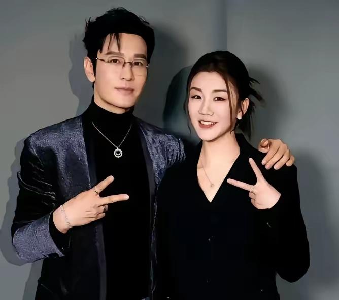 网上在传黄晓明又有新女友了，名字叫胡冉儿，比黄晓明小了22岁，两人多次被路人拍到