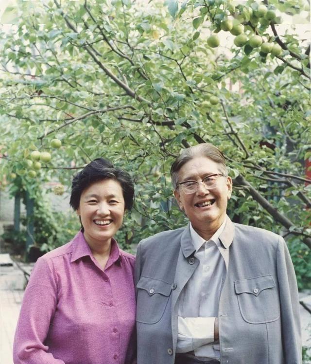 1973年，乔冠华和章含之不顾年龄的巨大差距以及儿女的强烈反对，毅然决然走到一起