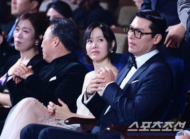 玄彬孙艺珍合体亮相青龙奖颁奖典礼。夺奖热门影片「无可奈何」导演朴赞郁、男主李秉宪