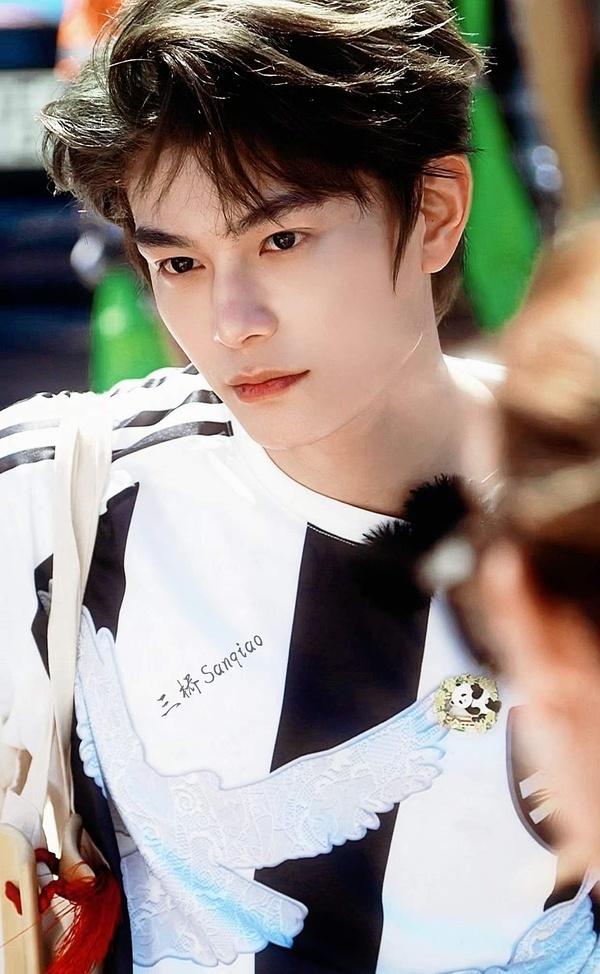 丁禹兮电影天才游戏🎥丁禹兮陈伦 
看山不是山，看海不是海，看你是我的宝贝。
@