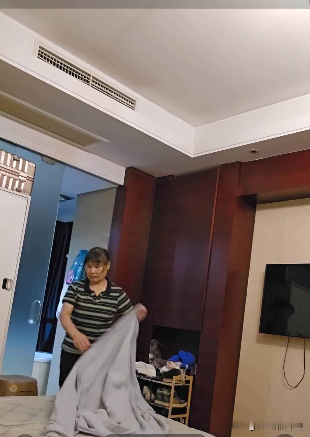 没有老公的帮衬，我承认，我比其他女人活得要累，既要照顾家里，也要在外面挣钱，有时