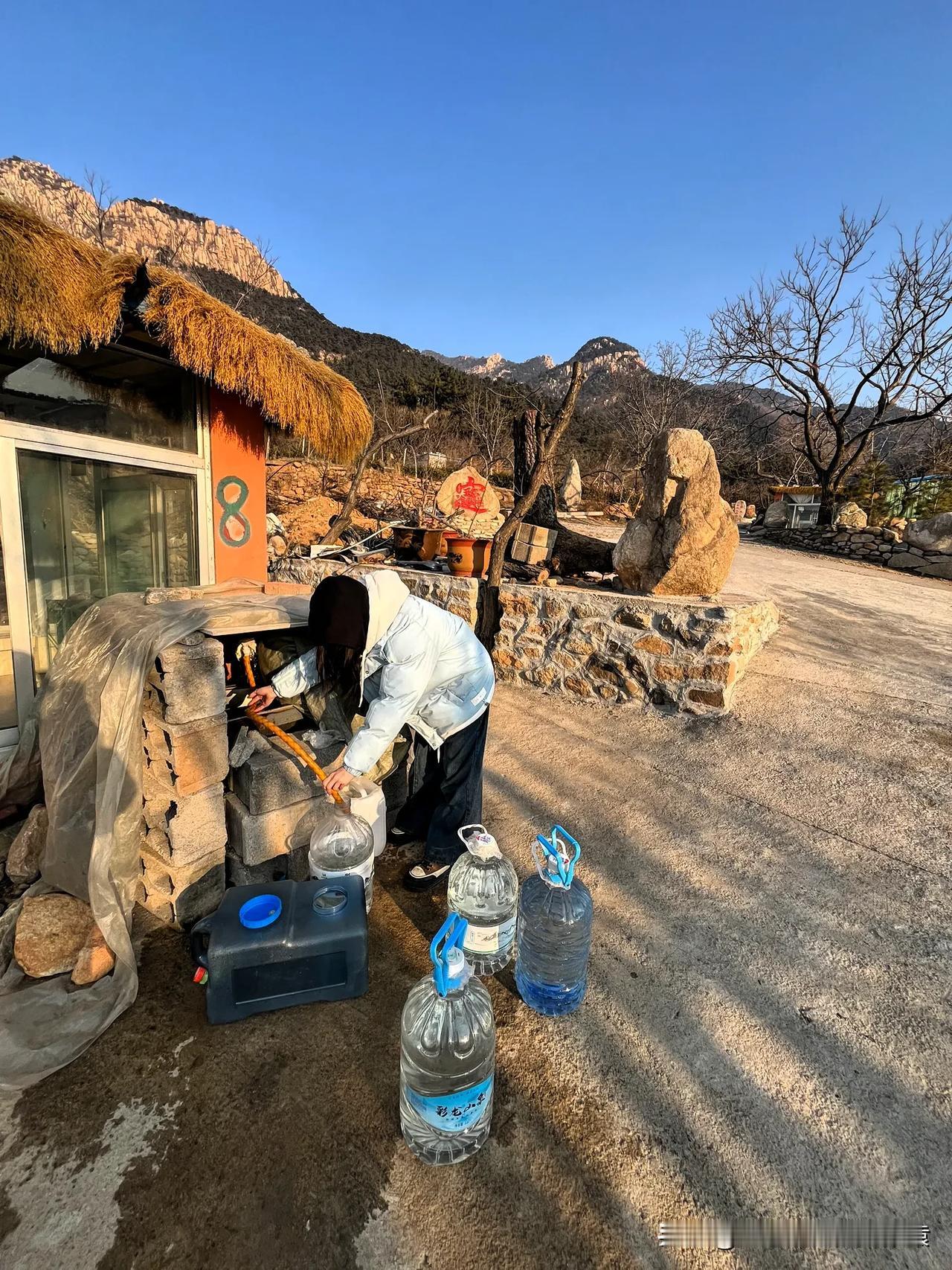 老唐说下午他得去趟泰安
我说我也去，我得去泰山张大哥那里打水
老唐说你把我送过去