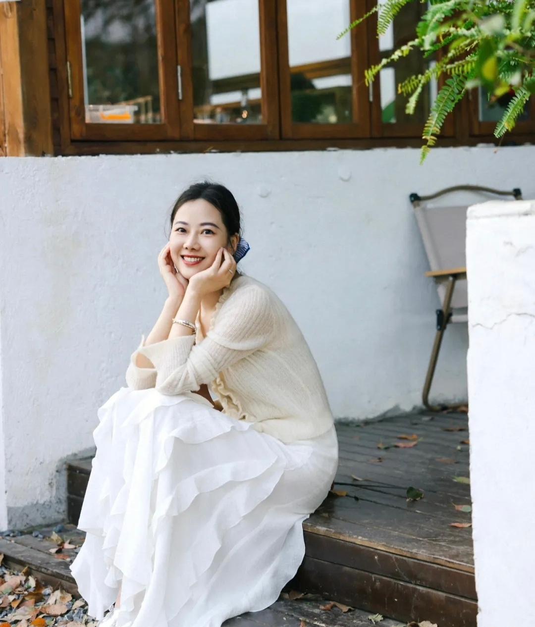 春暖阳下，微笑的少女与白色长裙相映成趣。春日郊游，放松心情，用眼晴享受风景阳光白