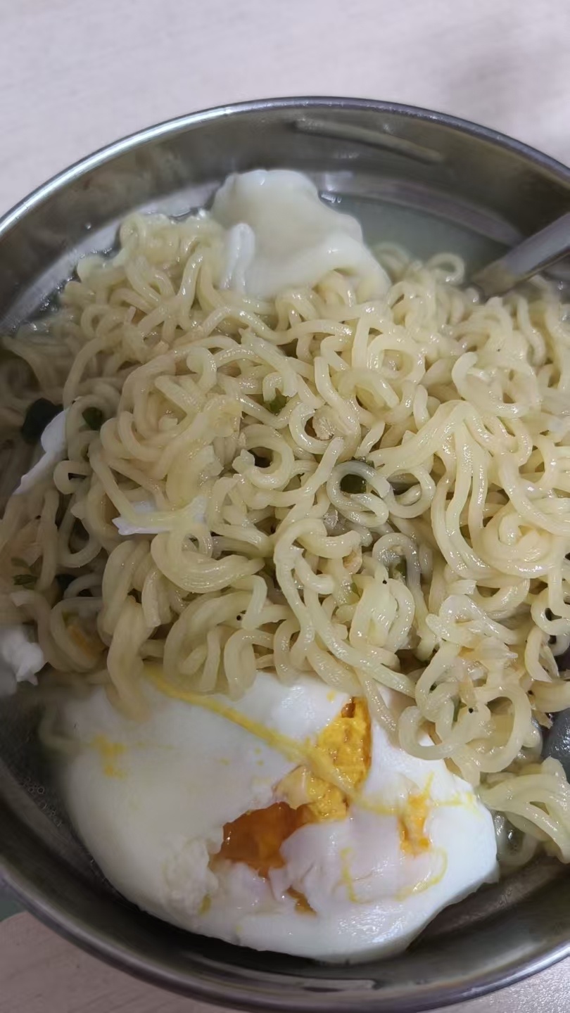每日一餐分享 今天吃的清淡，泡面和荷包蛋。 