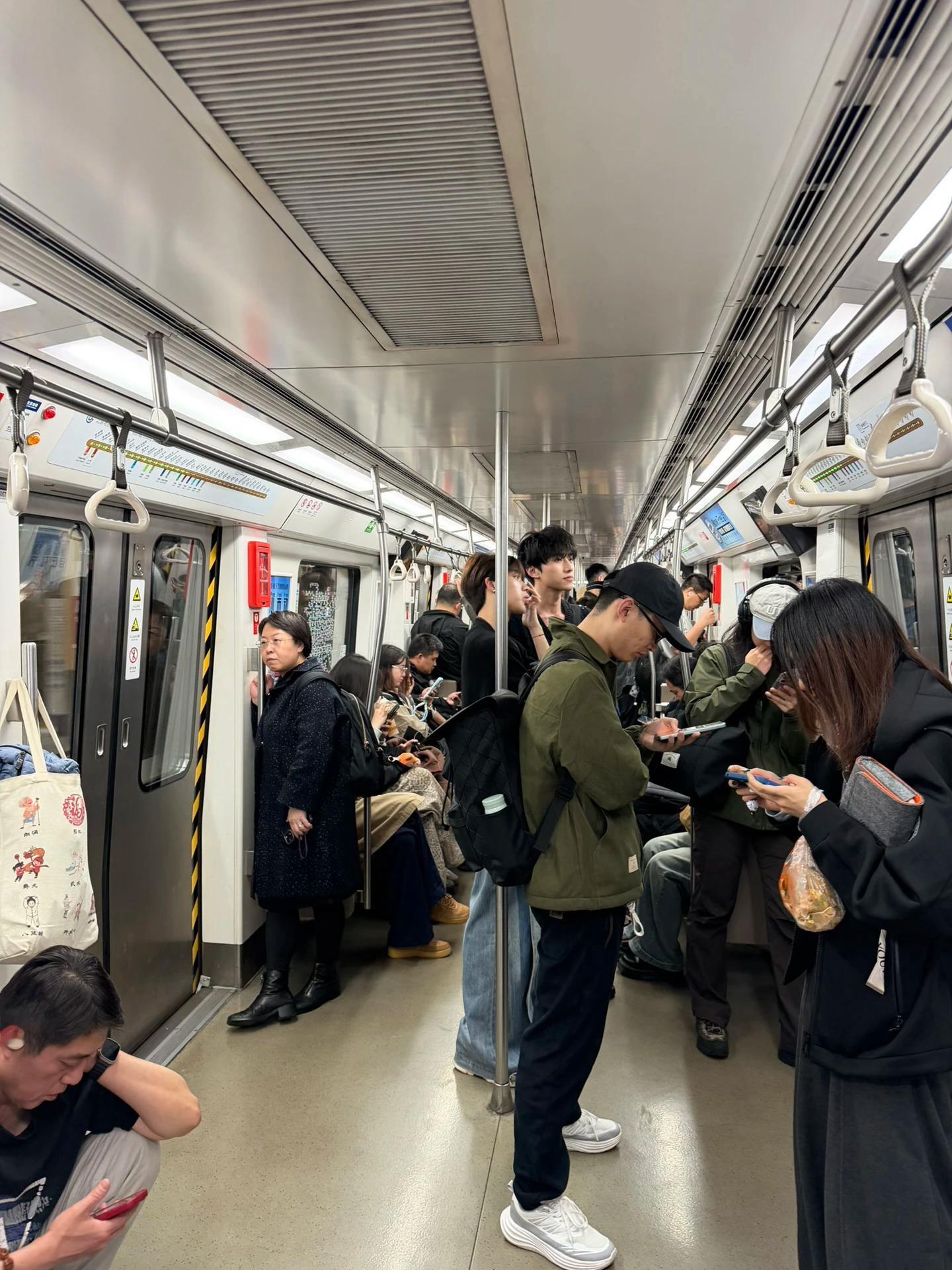 法嘉致富 偶遇法嘉出去玩的照片都凑出九宫格了，爸妈我的偶遇呢！！！ 