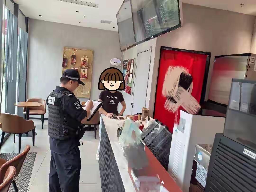 “就怕蠢人灵机一动！”浙江绍兴，一男子想喝咖啡还不想出钱，突发奇想，冒充外卖员偷