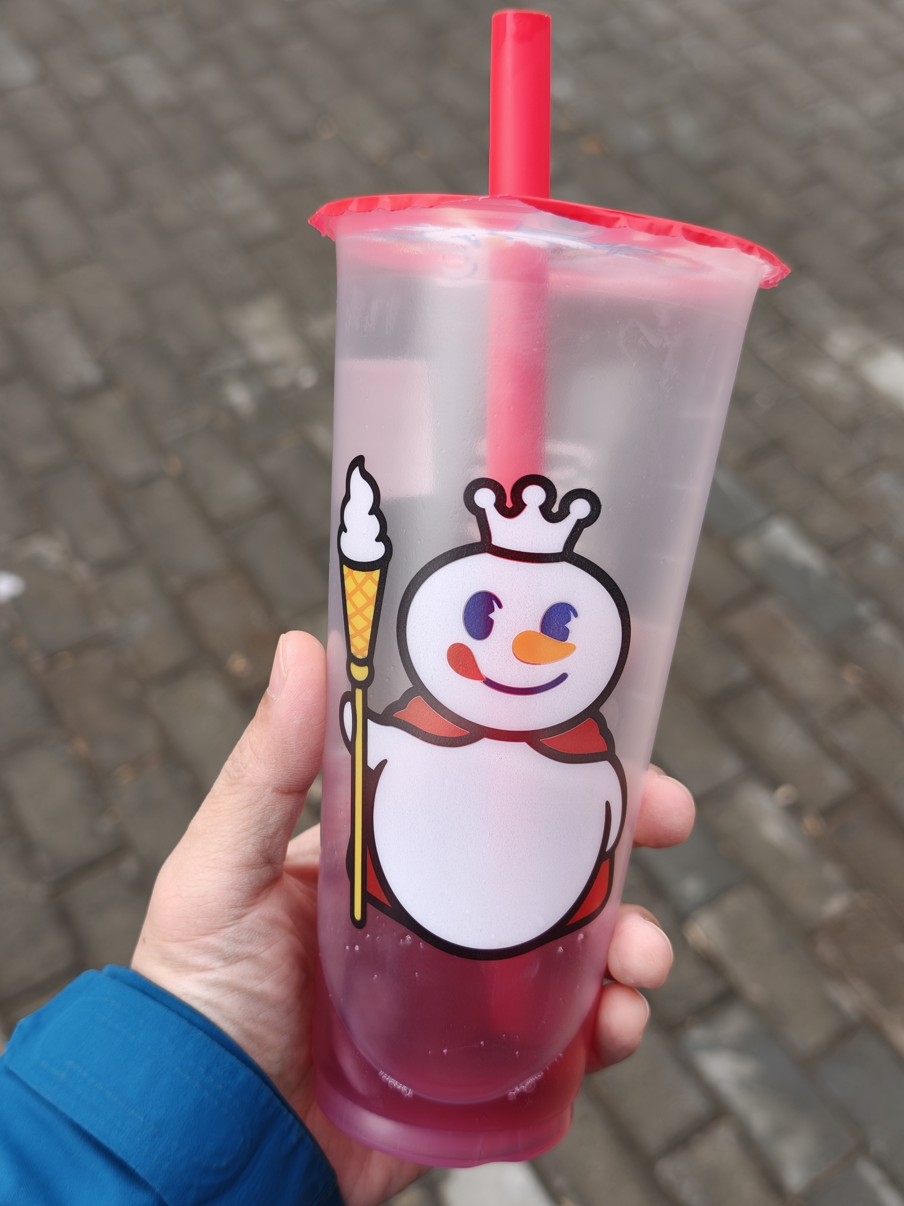 小朋友喝剩下的一点蜜雪冰城，给我了