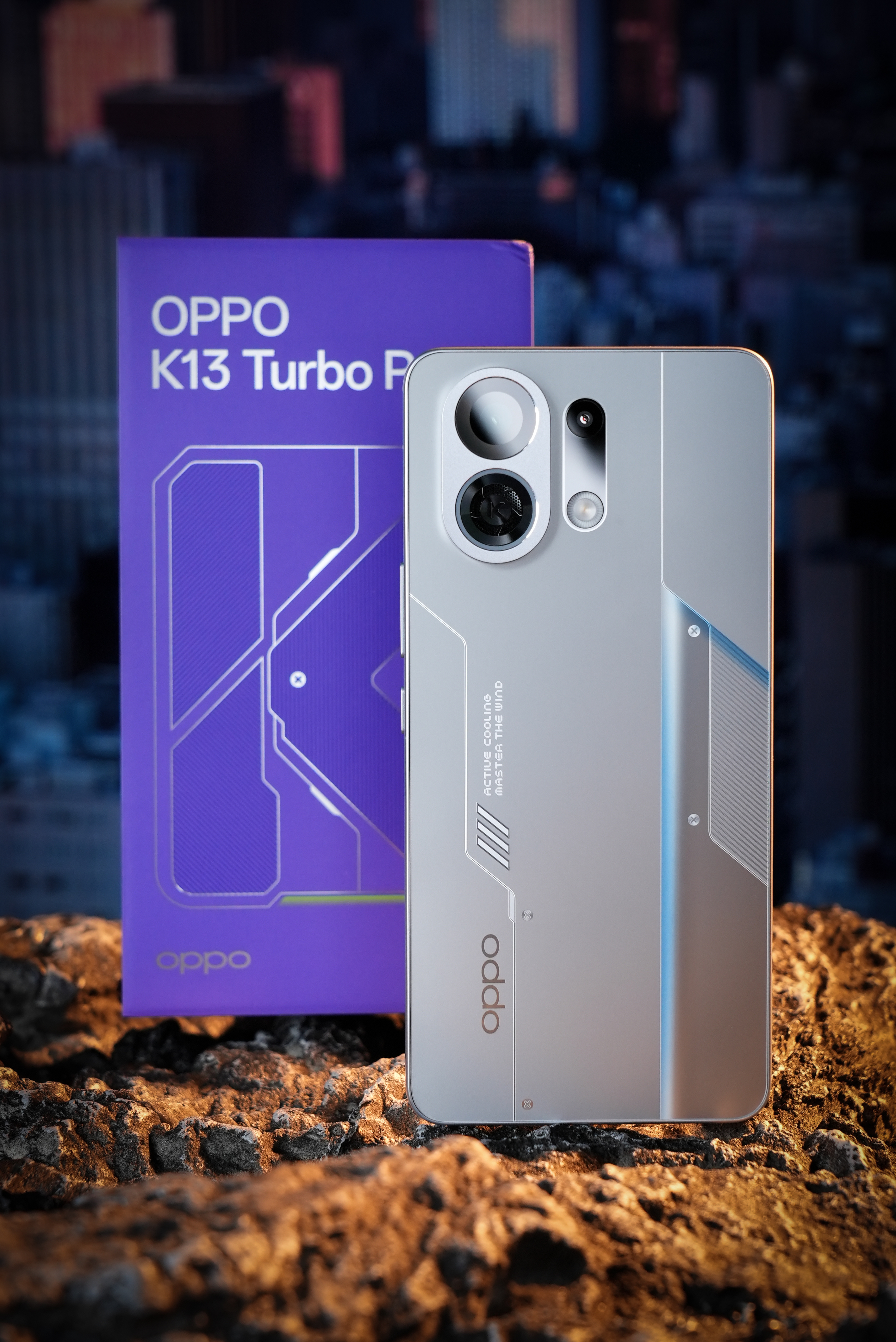 OPPO K13 Turbo Pro「骑士银」图赏OPPO 首款带风扇的手机就要