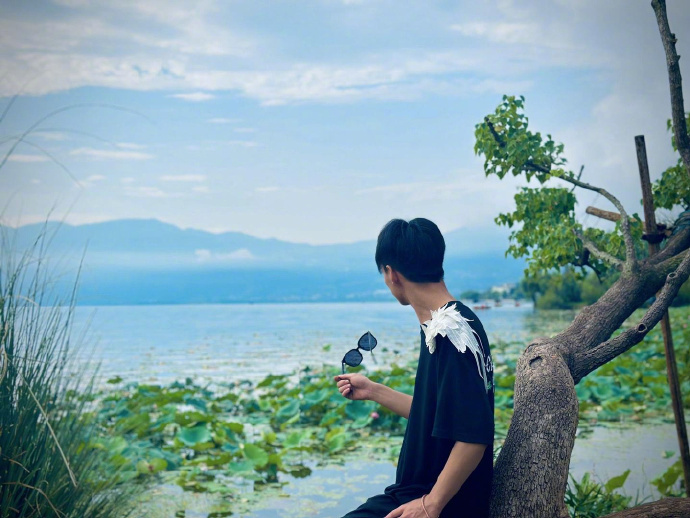 【19岁小伙为救跳河女友不幸溺亡，家人称他不会游泳】19岁小伙周凤刚，生命永远定