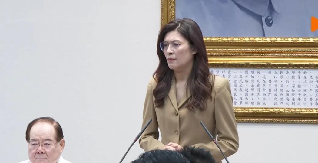 台湾国民党主席郑丽文喊话马英九，站队萧旭岑，要做萧旭岑最大的后盾跟支持。据报道，