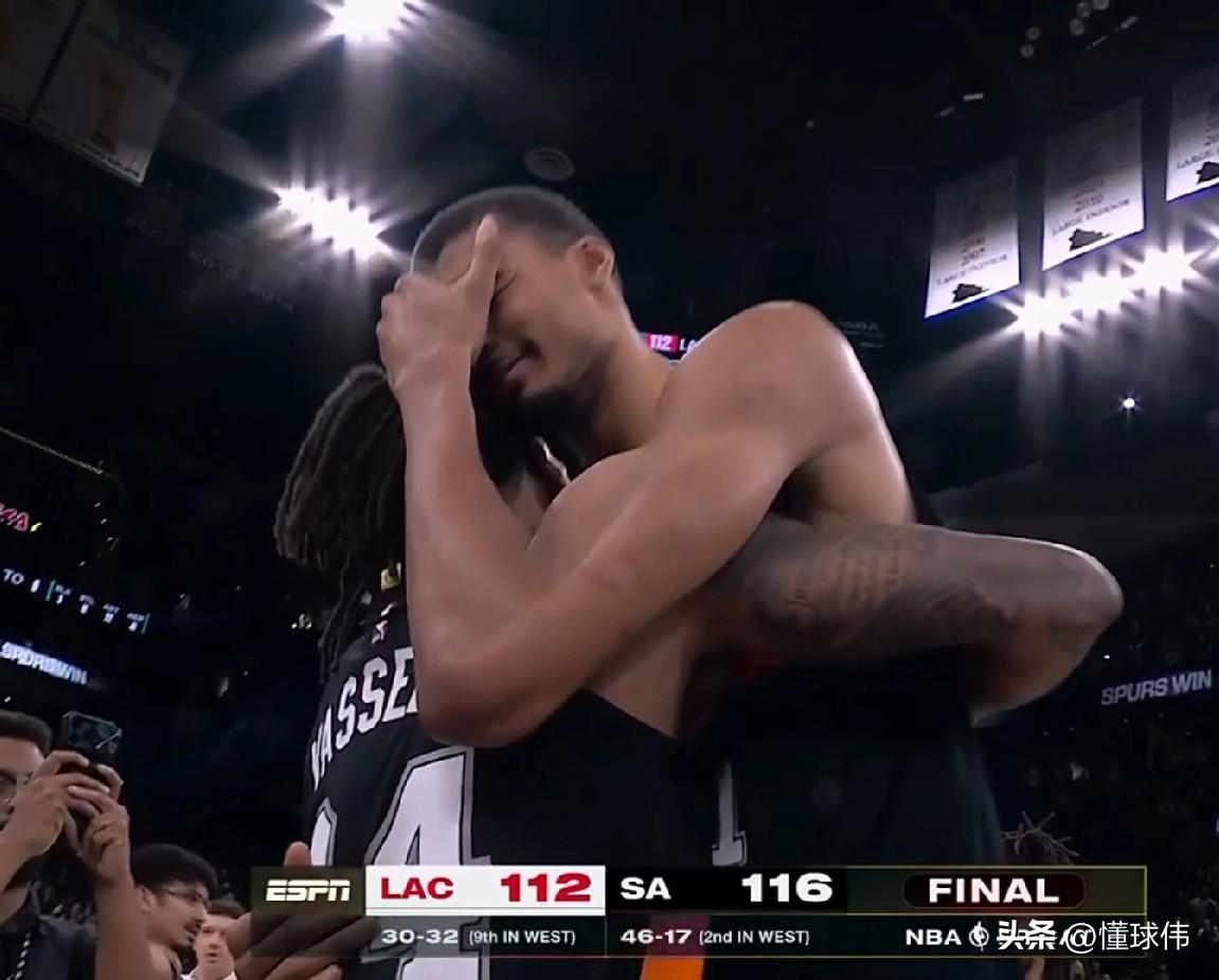 乌度卡好好学学！米奇谈文班亚马：

“他昨天打了39分钟。”

“所以今天我只让