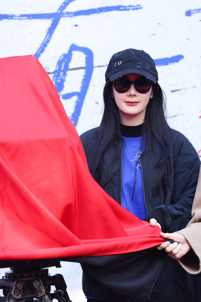 迪丽热巴卫蓝开机返图 迪丽热巴与自我对话 迪丽热巴与自我对话，迪丽热巴卫蓝开机返
