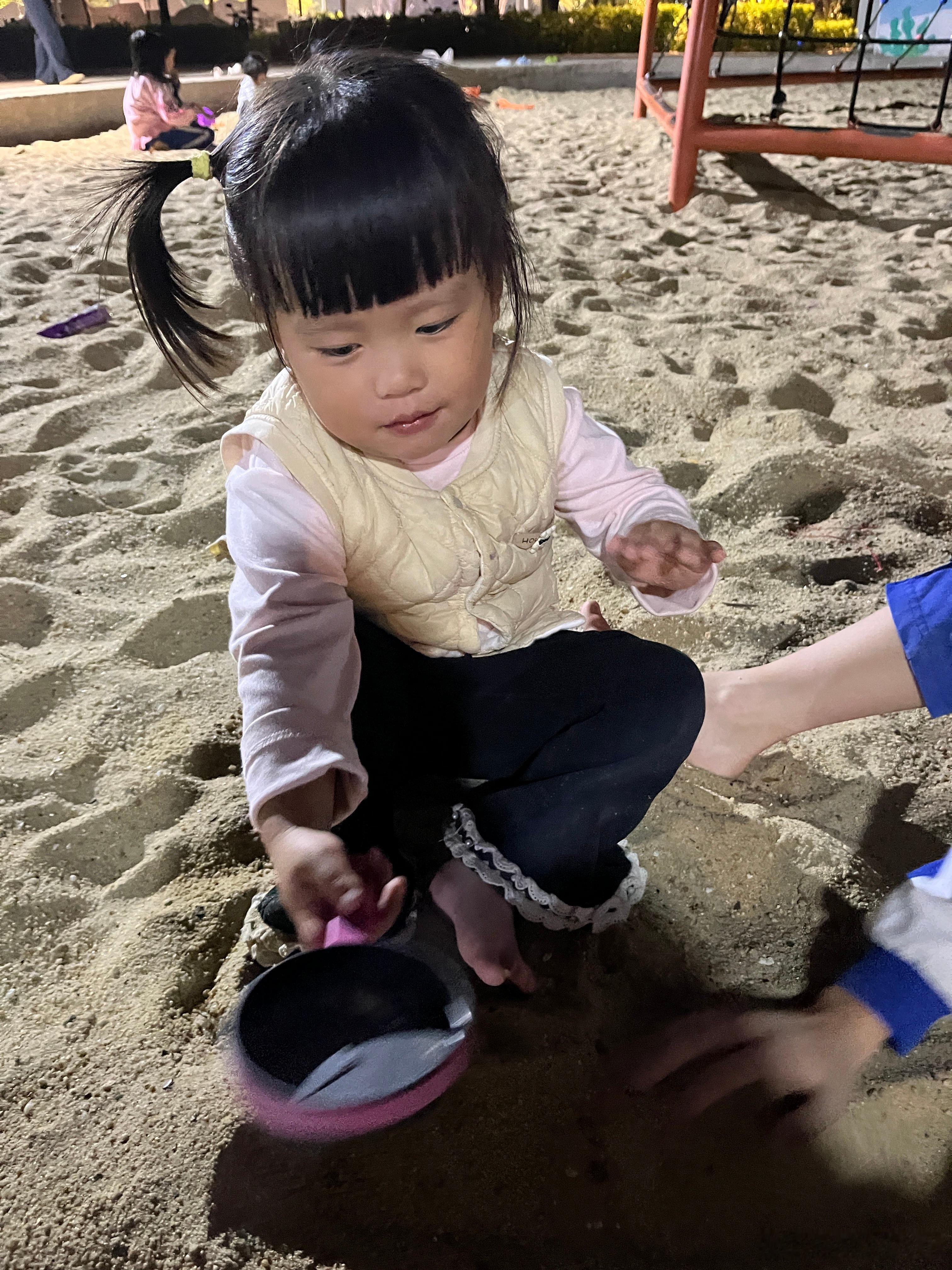 本来早就回家了，她姐又过来找她，看到她姐不愿意回家。玩好沙子，又来图书馆看书，说