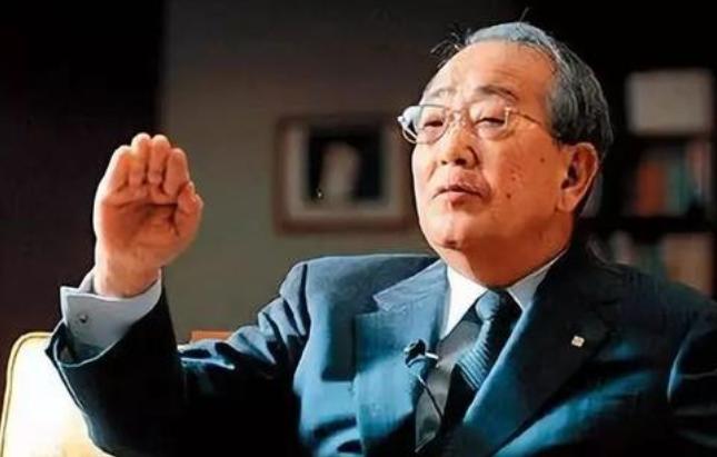 1997年，身家200亿的日本富商稻盛和夫，被查出来癌症，当他得知后，仅仅只是愣