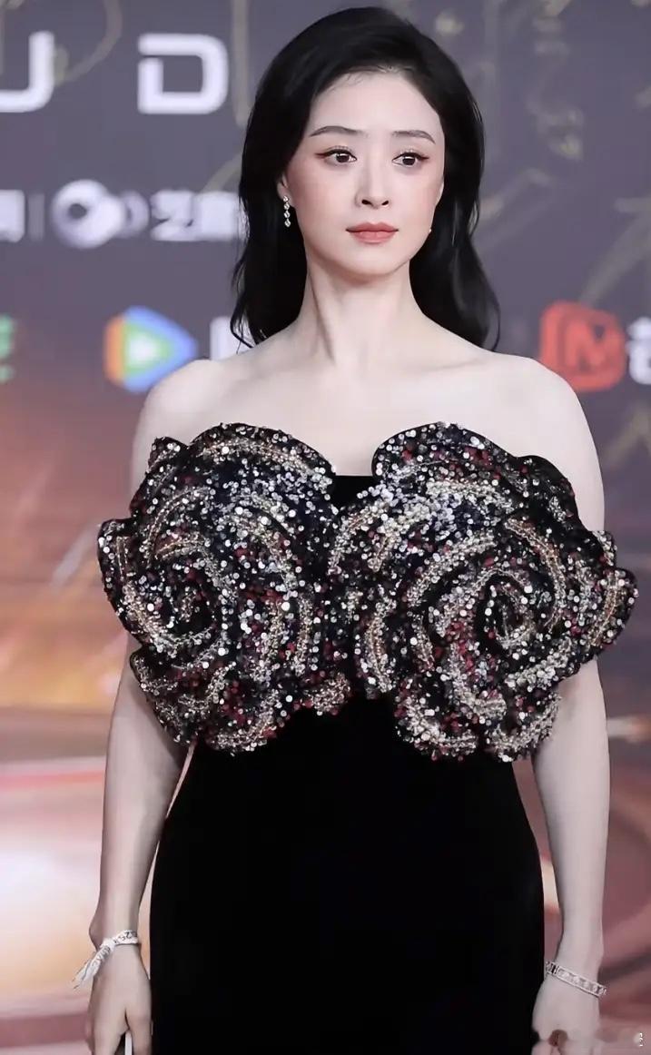 原来关晓彤最大的问题是没锁骨啊看《小巷人家》这红毯，关晓彤的骨架看起来比蒋欣的都