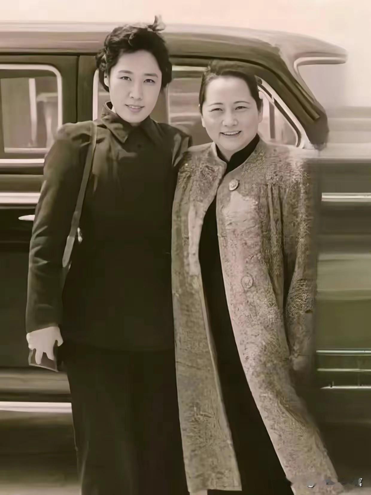 这张珍贵老照片里，左侧是王光美，右侧是宋庆龄。建国初期的公务车映衬着时代质感，两