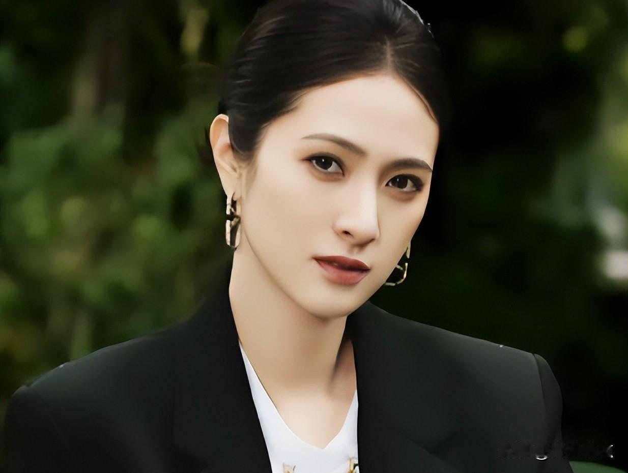 凉面还温着，她没等谁来吹凉，也没等谁来加麻酱。
2026年春天，《冬去春来》拍到