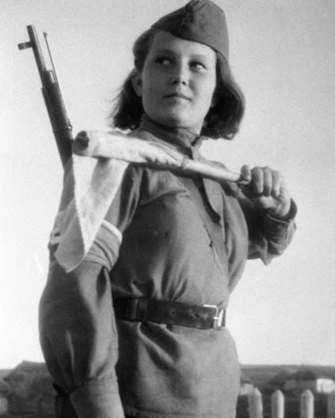 二战时期，苏军女兵真实历史影像！

抗日神剧里常有鬼子女军官的场景，其实根本不符