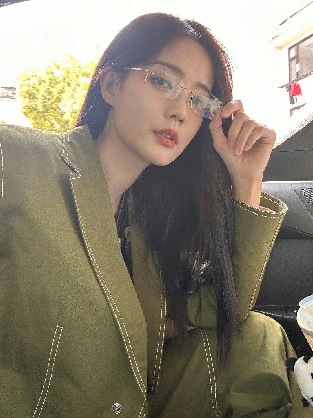 #李一桐绿色限定版#今天是绿油油的李一桐[允悲][允悲]李一桐戴无框眼镜好飒啊[