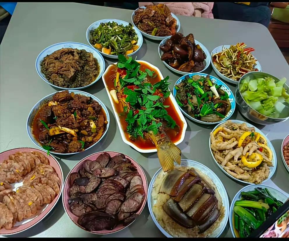 就凭这桌菜，各位大神能猜出来我是哪里人呀？ ​​​