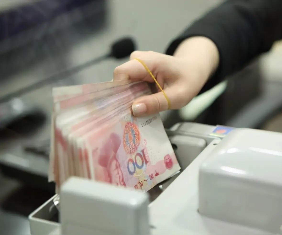 银行也耍无赖？山东，一男子将8000元存定期20年，银行承诺年利率10%，到期本