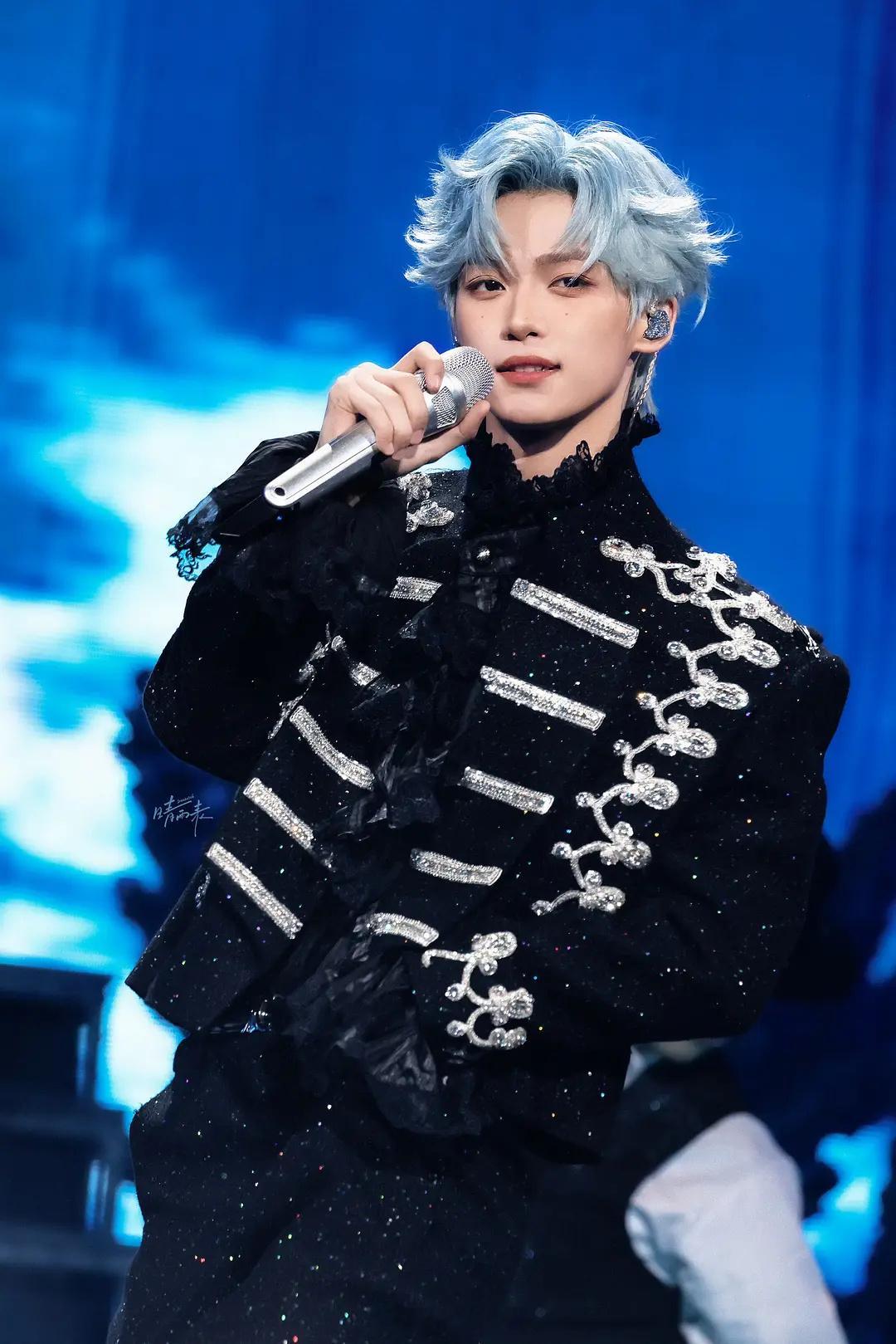 梓渝 vs鹿晗 相似蓝发妆造 果然“硬件”是成为顶流的必备条件！！ 梓渝站姐梓渝