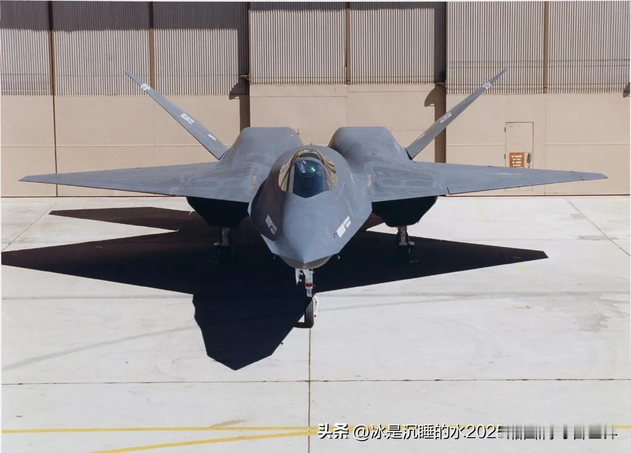 转发分享三张美国ATF计划推出的YF-23“黑寡妇”原型机的精彩靓图。有一说一，