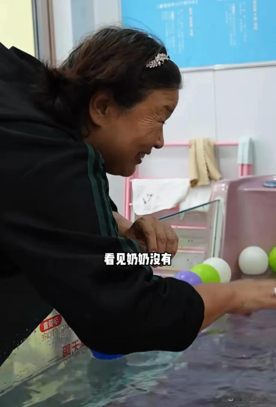 拉乌婆婆带凯凯带的明显苍老了许多。
公婆这么大岁数了，要从头学习照顾小婴儿的技能