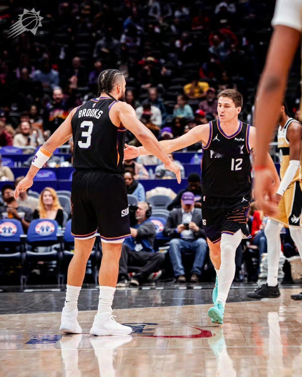 凭借着大量的二次进攻和外线手感，四连胜👏👏👏👏本场太阳各轮换球员评级如下