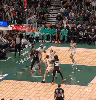 文班这个背后传球是好球还是走步？

这是一场实力悬殊、一边倒的碾压局，也是新王登