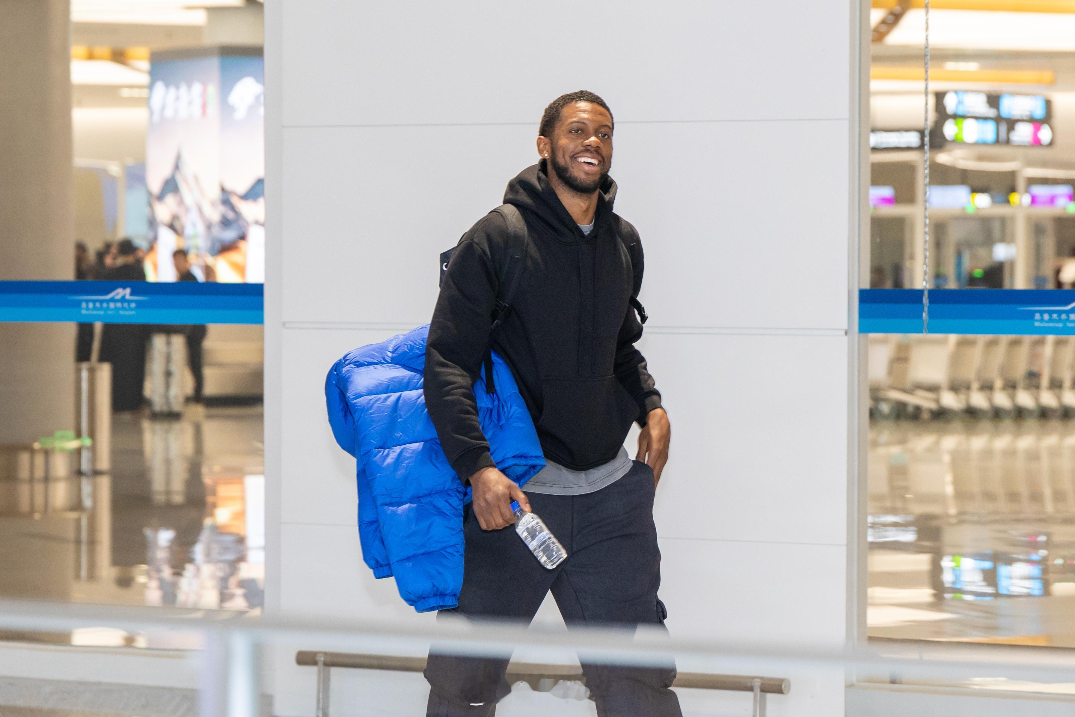 欢迎泰隆·华莱士，新疆伊力特男篮外援集结完毕！初次见面，接机时乍一看有种伊戈达拉