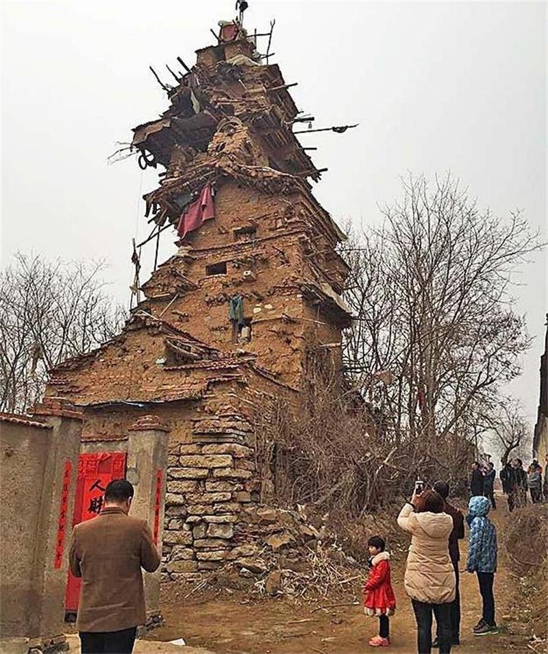 2016年，山东潍坊一名55岁的精神病患者，徒手盖起了一座“七层小楼”，他看着自