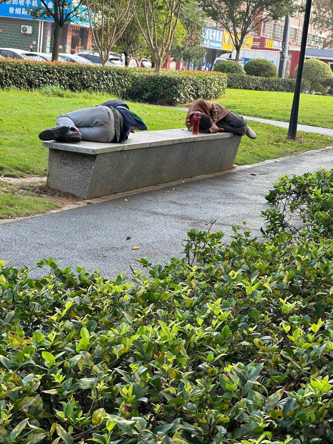 浙江义乌大神基地，晚上好多人露宿公园街头，因为现在找不到太难了，义乌这个小区消费