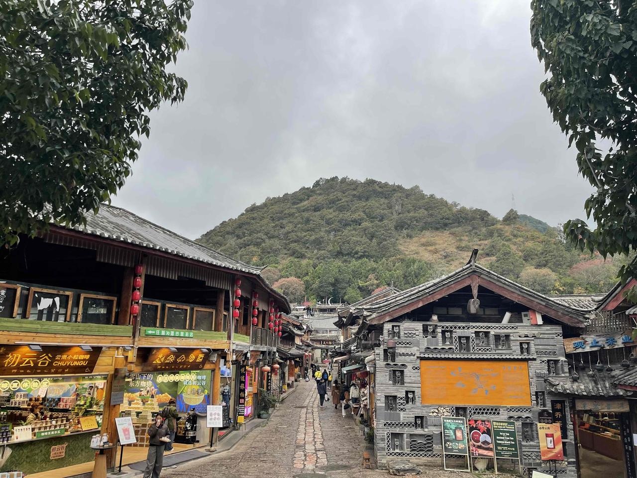 束河古镇是丽江三大古镇之一，曾为茶马古道的重镇和文化交流中心，现有保留完好的古道