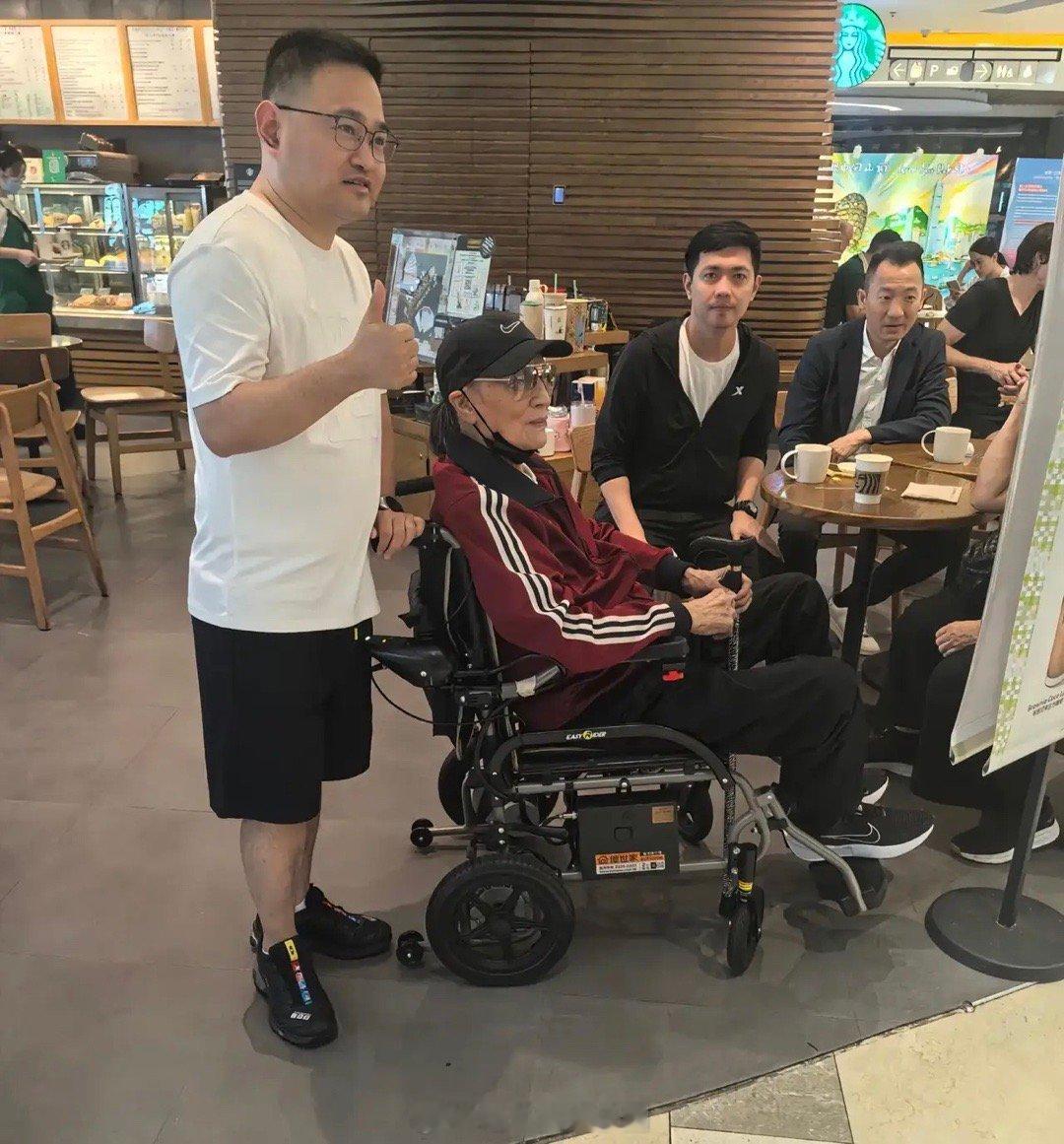 谢贤现身香港太平山顶一间咖啡店休息被偶遇，他坐在轮椅上，由保姆推着移动，虽然行动