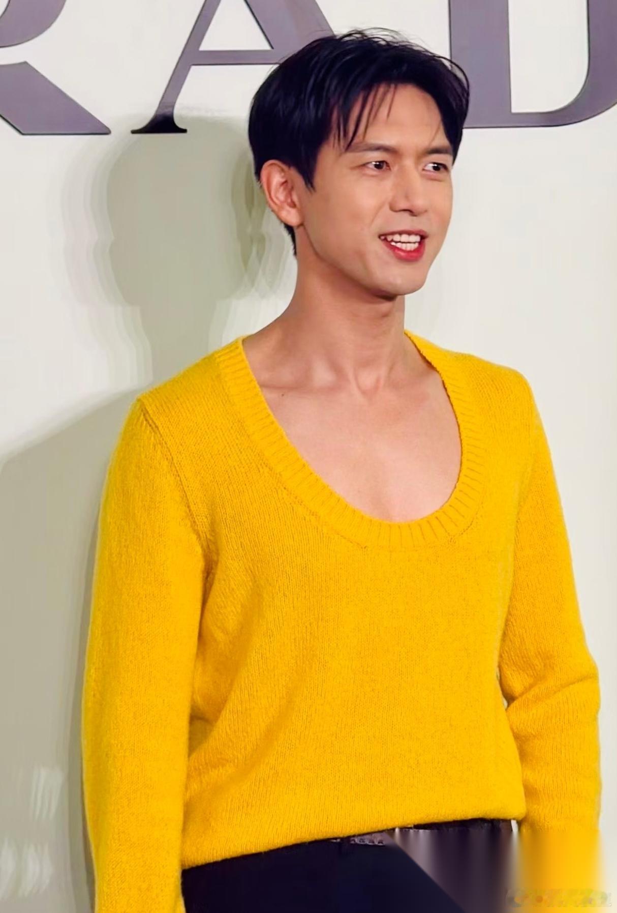 李现这次真的有点随意了， 穿这么亮眼的黄色毛衣也就算了， 跟杨幂、李沁这样的大美