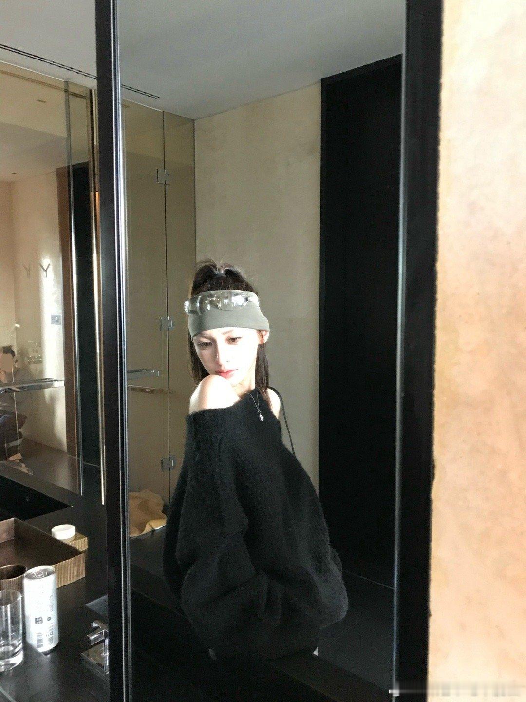 超级安利这款敲显气质的露肩毛衣[酷]干净又温柔 柔软细腻 软乎乎的上身巨舒服 保