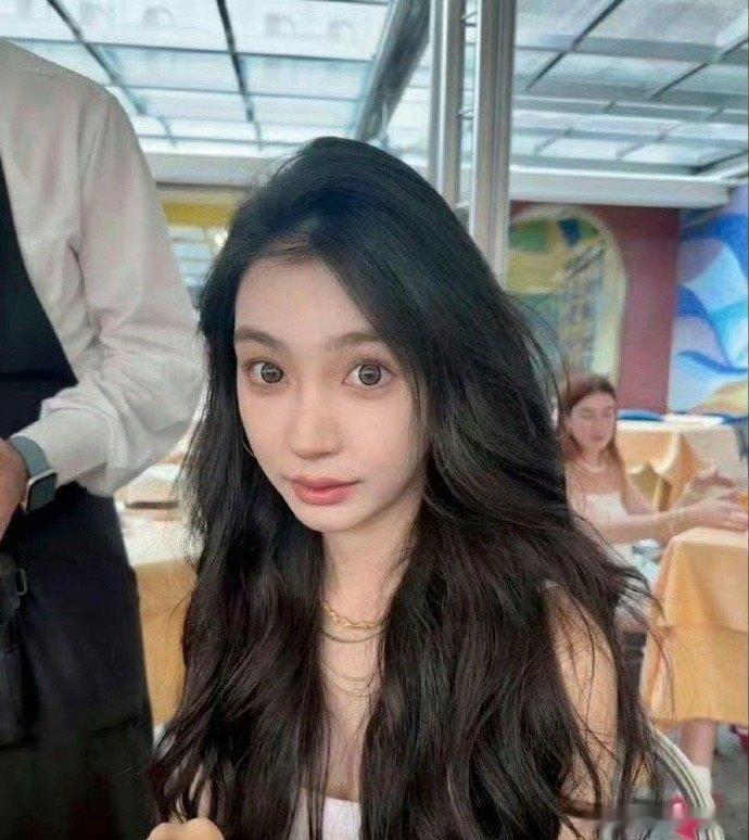 易梦玲是照着Angelababy 蒸的吗风格也越来越像了，真的不是在模仿吗？ 