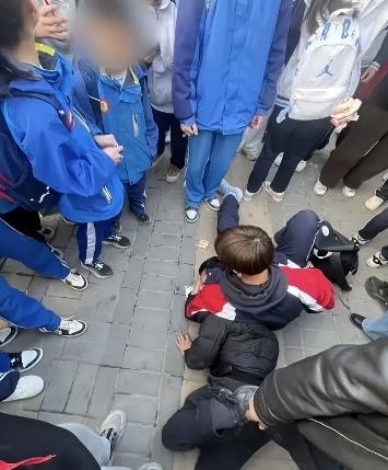 陕西延安，40岁男子醉酒后，在公交车上摸了一初中女生的胸，被女生质问后，男子恼羞