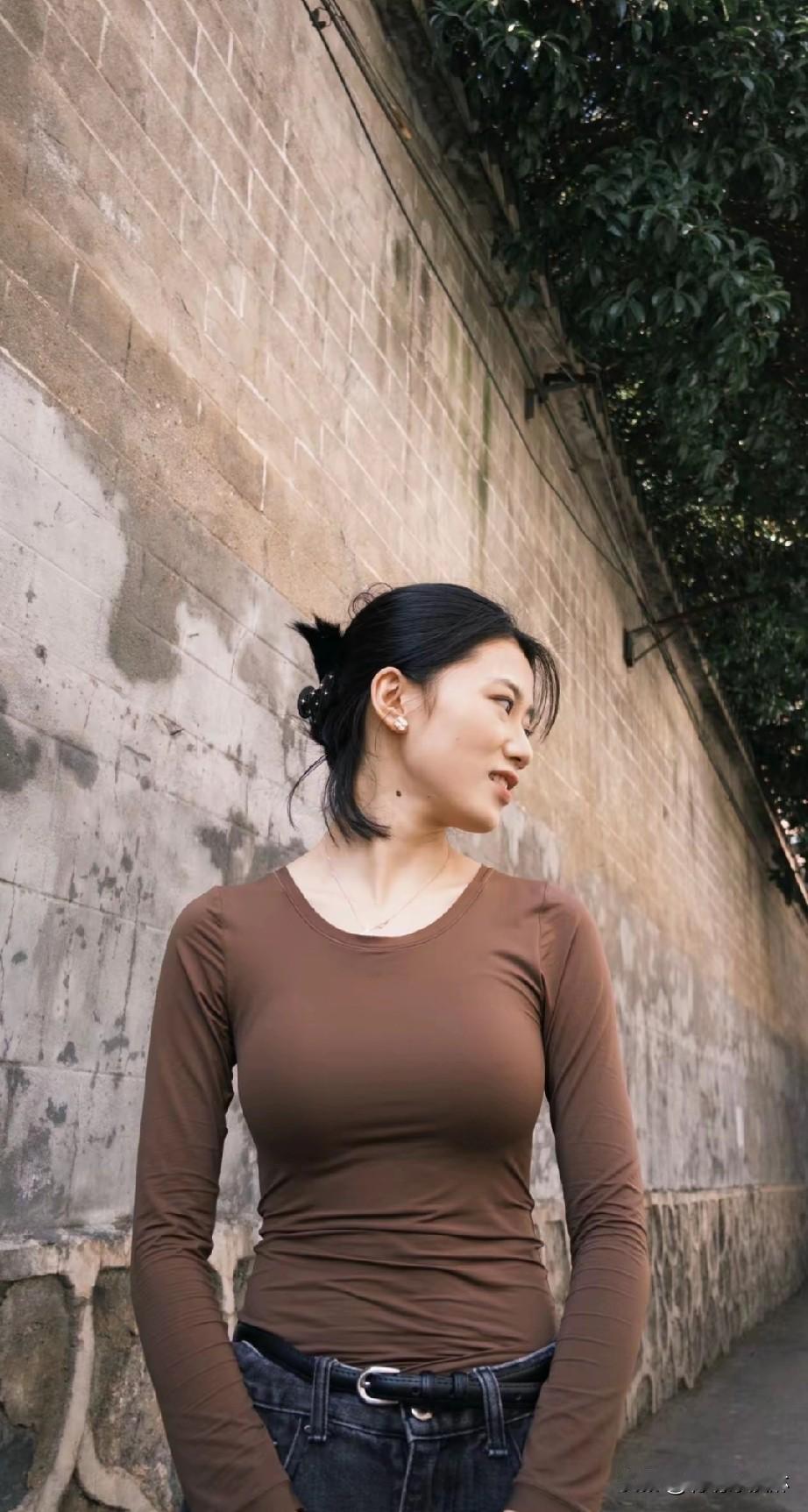 都市女孩的复古街拍，棕色上衣与石墙的完美搭配